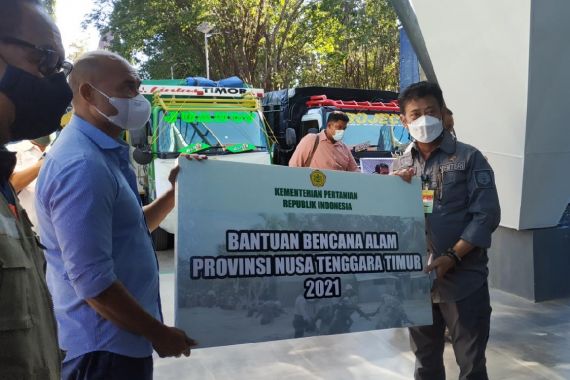 Mentan Syahrul Beri Bantuan kepada Warga Terdampak Bencana Akibat Badai Seroja di NTT - JPNN.COM