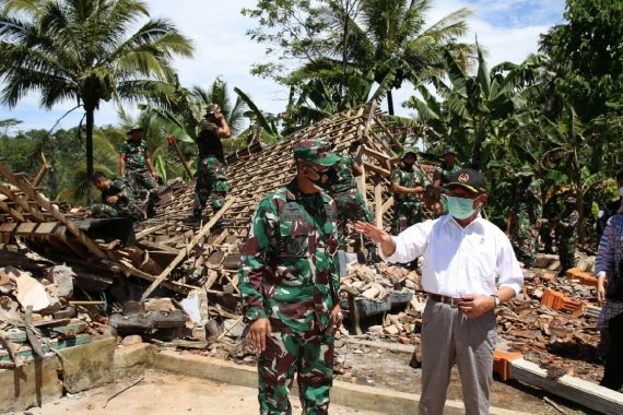 Kunjungi Lokasi Terdampak Gempa di Jatim, Begini Respons Menko Muhadjir Effendy - JPNN.COM