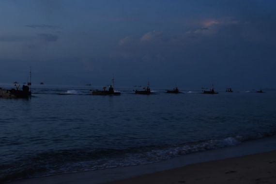 Usai Tinjau Serbuan Amfibi Korps Marinir TNI AL, Laksamana Yudo Lakukan Ini, Keren - JPNN.COM