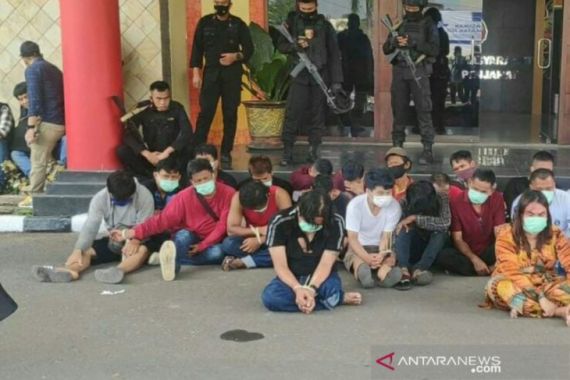 150 Polisi Gerebek Kampung Narkoba, Lihat Tuh Hasilnya - JPNN.COM
