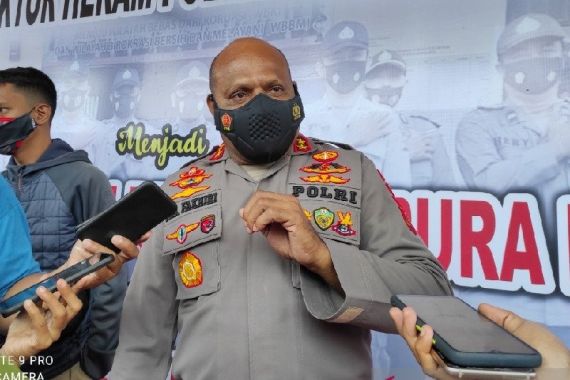 TNI dan Polri Kontak Tembak dengan KKB, Irjen Fakhiri: Warga yang Mengungsi Sudah Kembali - JPNN.COM