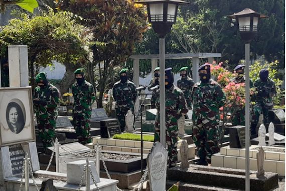 Wanita TNI Laksanakan Ziarah ke Makam Pahlawan Nasional - JPNN.COM