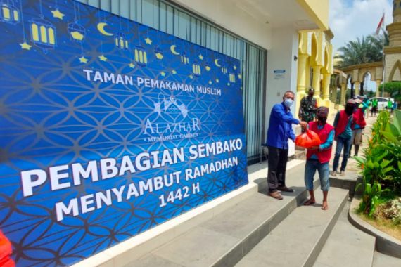Al Azhar Memorial Garden Bagikan Ratusan Paket Sembako Jelang Bulan Ramadan - JPNN.COM