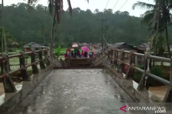 Diterjang Banjir, Jembatan di Simpati Pasaman Putus Total - JPNN.COM
