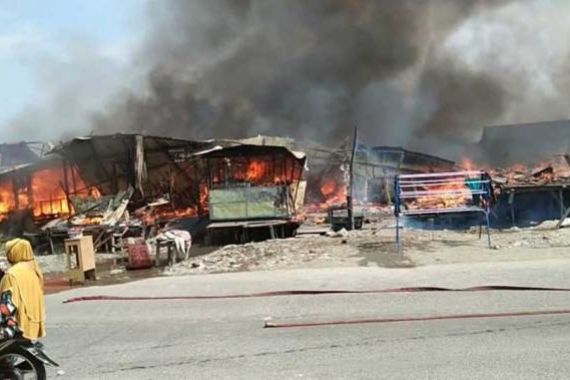 Kulkas Meledak, 10 Rumah Ludes Terbakar di Belawan - JPNN.COM