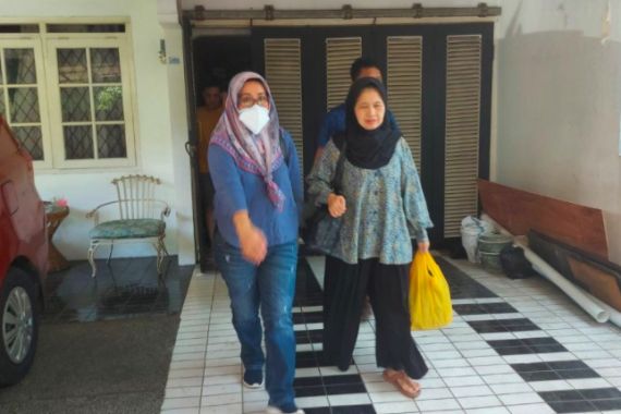 Emak-Emak jadi Buronan, Tak Berdaya saat Dijemput Jaksa - JPNN.COM