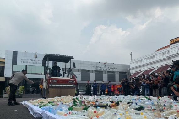 Hari Pertama Puasa, Polrestabes Surabaya Gilas 4 Ribu Botol Miras - JPNN.COM