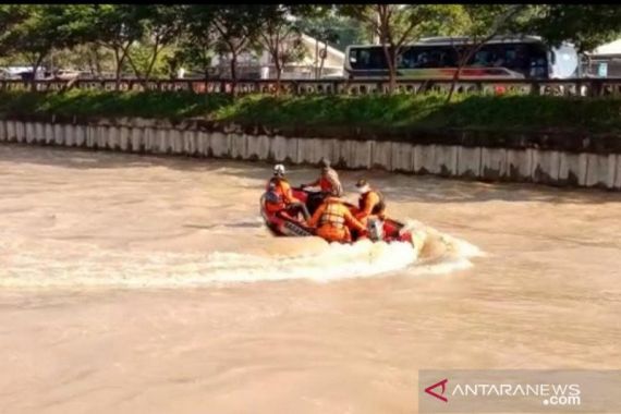Berenang di Sungai Kalimalang, Rafi Terseret Arus, Tenggelam Lalu Hilang - JPNN.COM
