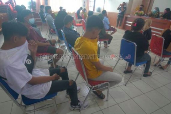 Belasan Pasangan Bukan Muhrim Ngamar di Siang Bolong, Tiba-Tiba Digedor Satpol PP, Ya Ampun - JPNN.COM