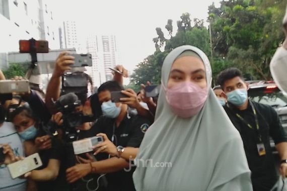 Tinggalkan Anak untuk Umrah, Kartika Putri Tak Bisa Tidur Semalaman - JPNN.COM