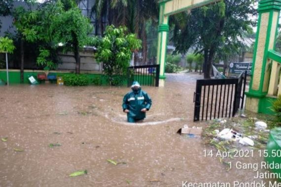 Kota Bekasi Dilanda Banjir, Hujan Es, dan Pohon Tumbang - JPNN.COM