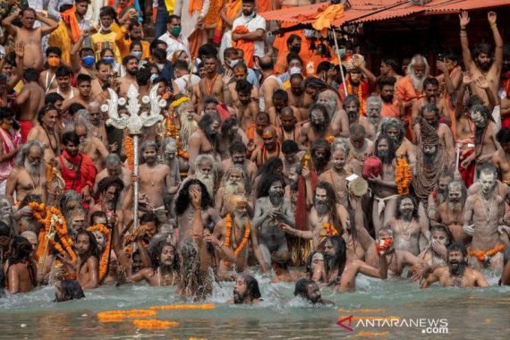 Ratusan Ribu Umat Hindu Serbu Sungai Gangga, COVID-19 Cetak Rekor Baru di India - JPNN.COM