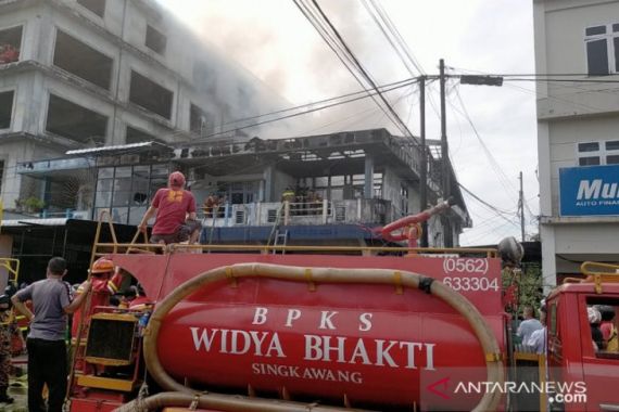 Pasutri Lansia Tewas Terpanggang dalam Kebakaran 3 Unit Ruko di Singkawang - JPNN.COM