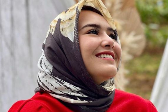 Amanda Manopo Pakai Hijab Saat Menyetir, Netizen Heboh - JPNN.COM
