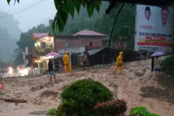 Diterjang Banjir Bandang, Jalan Kerinci - Bangko Tertimbun Lumpur dan Batu - JPNN.COM