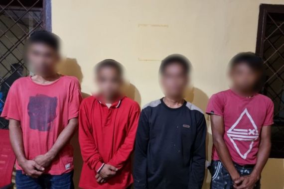 Empat Pemuda Digerebek saat Asyik Berbuat Dosa di Tengah Kebun - JPNN.COM