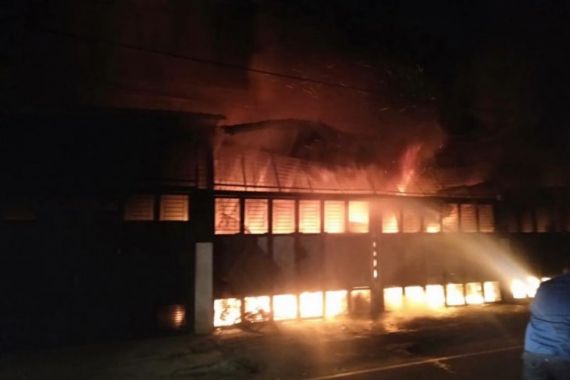 Lima Ruko di Medan Terbakar, Satu Orang Meninggal Dunia - JPNN.COM