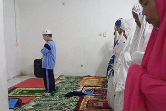 Allahu Akbar, Bocah 8 Tahun di Bogor jadi Imam Tarawih - JPNN.COM