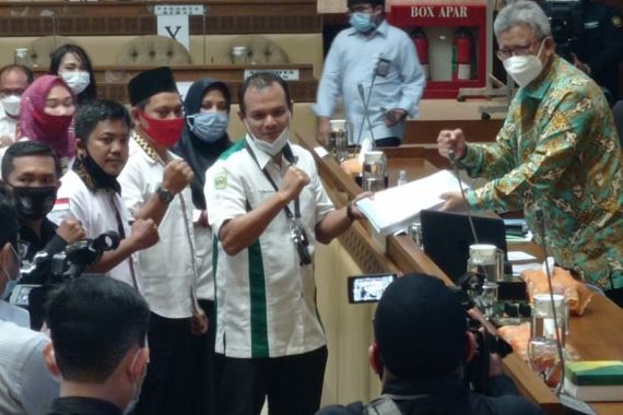 Jokowi 2 Kali Terbitkan Keppres Pengangkatan PNS, Guru dan Tendik Honorer Juga Pengin - JPNN.COM