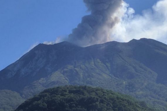 Gunung Api Ili Lewotolok Erupsi, Ada Dentuman yang Sangat Kuat - JPNN.COM