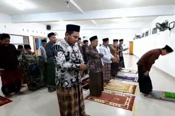 Di Sini Tarawih Super Kilat, 23 Rakaat Cuma 6 Menit - JPNN.COM