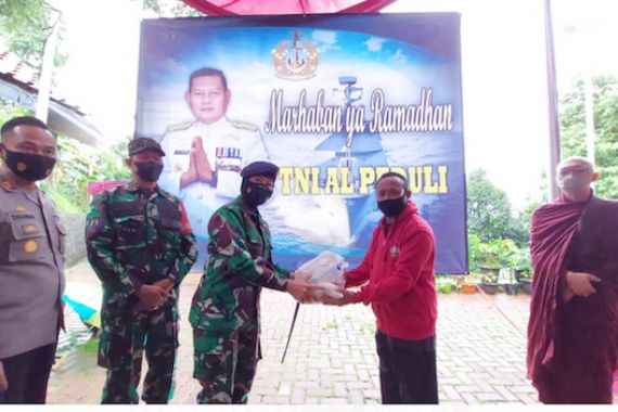 TNI AL Peduli Serahkan 800 Paket Sembako Kepada Masyarakat Wanayasa Purwakarta - JPNN.COM