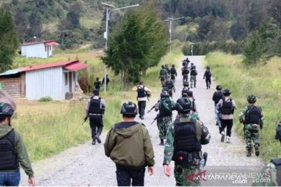 Neta IPW Sebut 3 Anggota TNI Ditembak KKB, Kombes Iqbal: Tidak Ada Tentara yang Terluka - JPNN.COM