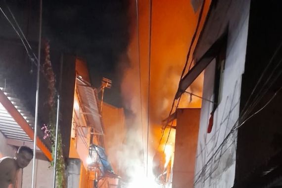 Sebuah Rumah di Tambora Terbakar, 20 Unit Branwir Dikerahkan - JPNN.COM