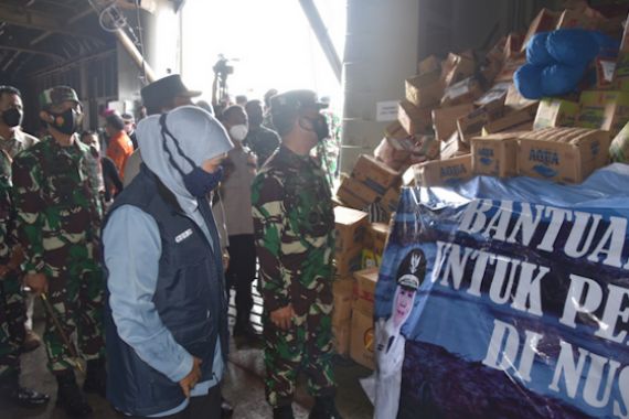 KRI Tanjung Kambani Angkut Bansos dari Masyarakat Jatim untuk Korban Bencana di NTT - JPNN.COM