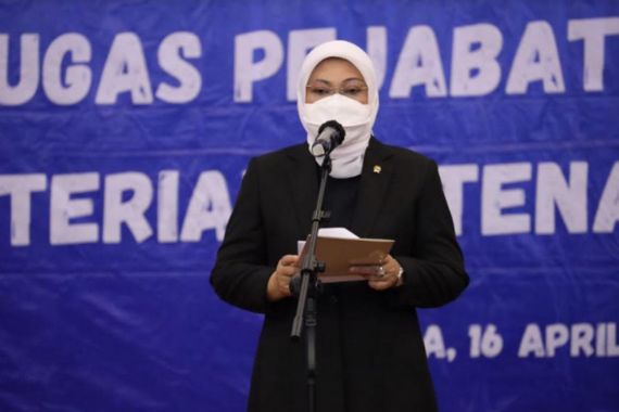 Lantik 11 Pejabat Tinggi Madya Kemnaker, Ida Fauzah: Hilangkan Ego Unitoral - JPNN.COM