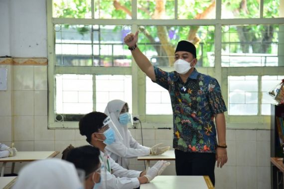 Simulasi Sekolah Tatap Muka di Surabaya, Wali Kota Eri Cahyadi jadi Guru - JPNN.COM