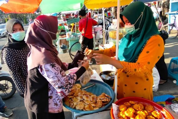 Siti Rokhayah Jualan Martabak Mi di Jalan Karang Menjangan Surabaya, Omzet Lumayan - JPNN.COM