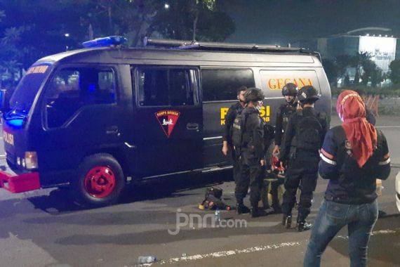 Gempar di Jalan Ahmad Yani Surabaya Sabtu Dini Hari, Pemilik Tas Sudah Dibawa ke Polsek - JPNN.COM