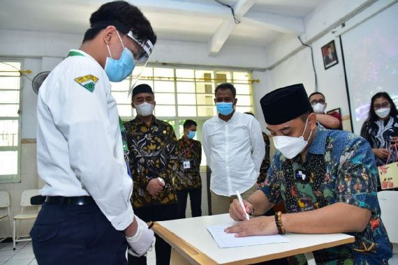 Pemkot Surabaya Lakukan Simulasi Besar-besaran Jelang PTM di Sekolah - JPNN.COM