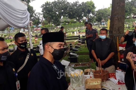 Dian Sastro Diam Seribu Bahasa di Pemakaman Ayah Mertua, Iwet Ramadhan: Mohon Didoakan - JPNN.COM