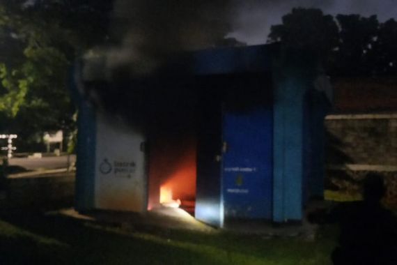 Gardu Besar PLN di Komplek Denjaka Meledak dan Terbakar - JPNN.COM