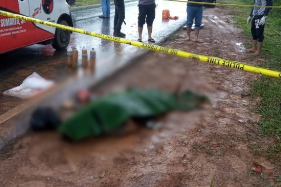 Geger, Mayat Ditemukan Tergeletak di Pinggir Jalan Area Hutan WKS - JPNN.COM