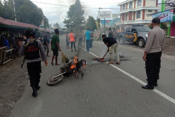 Manokwari Mencekam, 2 Kelompok Warga Terlibat Bentrok, Satu Orang Tewas - JPNN.COM