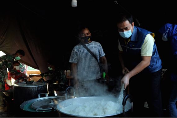 Aziz Syamsuddin Serahkan Bantuan Kepada Warga Terdampak Bencana di NTT - JPNN.COM