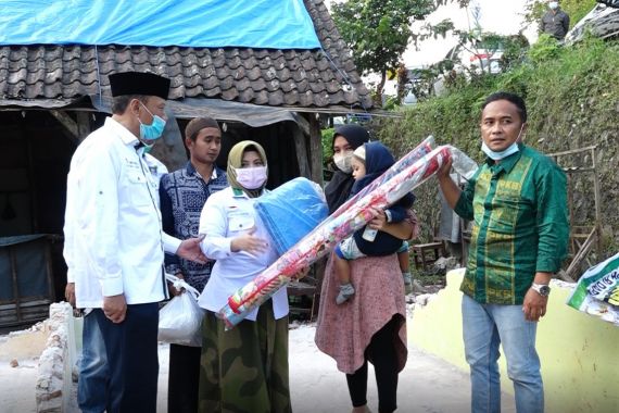 Syaiful Bahri Anshori Salurkan Bantuan Sembako untuk Korban Gempa Jatim - JPNN.COM