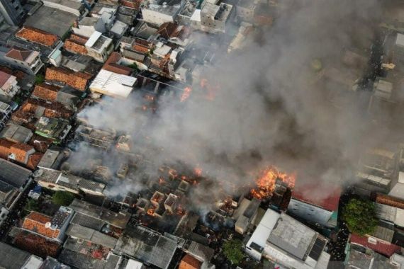 Ratusan Rumah Warga di Taman Sari Terbakar, Ini Dugaan Penyebabnya - JPNN.COM