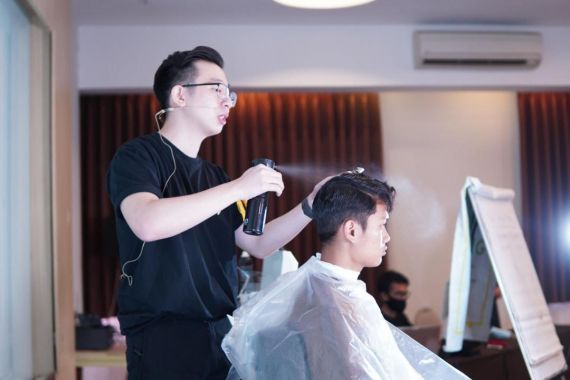 Pengin Sukses Kembangkan Bisnis Barbershop? Nih Simak Tips dari Kevin Tania - JPNN.COM