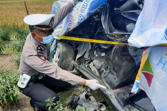 Mahasiswi Sidoarjo Tewas Tertabrak Kereta, Mobilnya Terseret Sejauh 64 Meter - JPNN.COM