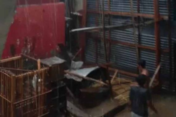 Diterjang Angin Puting Beliung, Puluhan Rumah Warga Baturaja Barat Rusak Berat - JPNN.COM