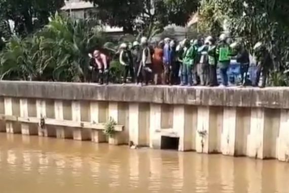 Pria Diduga Debt Collector Ceburkan Diri ke Sungai Ciliwung Ternyata Korban, Ya Ampun - JPNN.COM