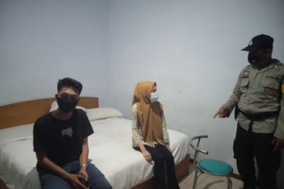 2 Wanita dan 3 Pria Digerebek dalam Satu Kamar Hotel, Petugas Temukan Kondom, Hmmm - JPNN.COM