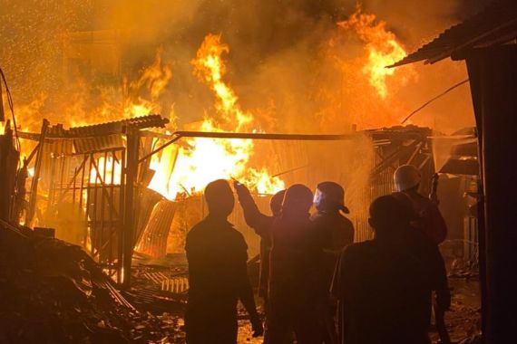 Kebakaran Besar Melanda Gudang Bingkai di Kembangan, Lihat Tuh Apinya - JPNN.COM