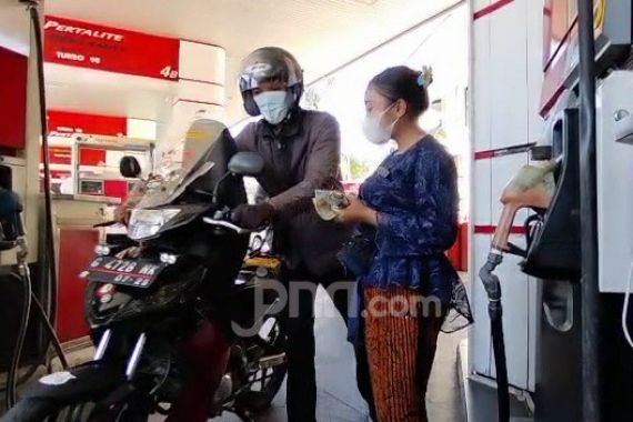 Istimewa! Sepuluh Petugas SPBU di Surabaya Pakai Kebaya - JPNN.COM