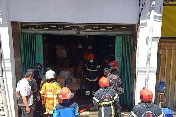 Kebakaran Ruko di Genteng Surabaya Menewaskan Satu Orang - JPNN.COM