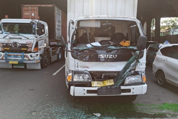 Tabrakan Beruntun di Tol Japek, Dua Truk Ringsek, Begini Kondisinya - JPNN.COM